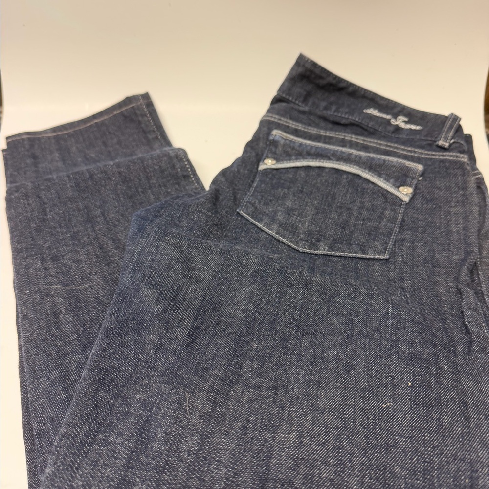 Guess women’s straight/skinny jean